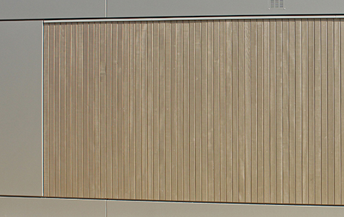 Sägerhohe, behandelte Holzfassade aus Tannenholz in Kombination mit Alucobond-Platten an einem Holzbau